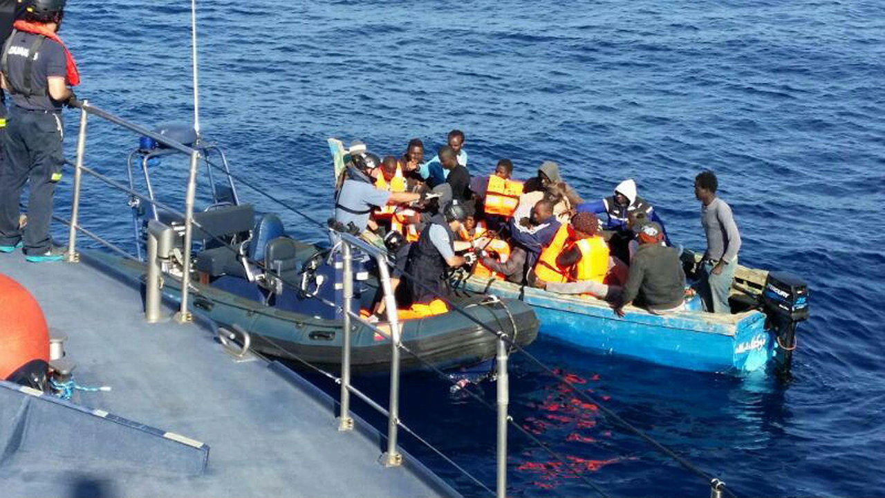 Foto cedida por la Agencia Tributaria de la patera con 25 inmigrantes subsaharianos interceptados por el Servicio de Vigilancia Aduanera
