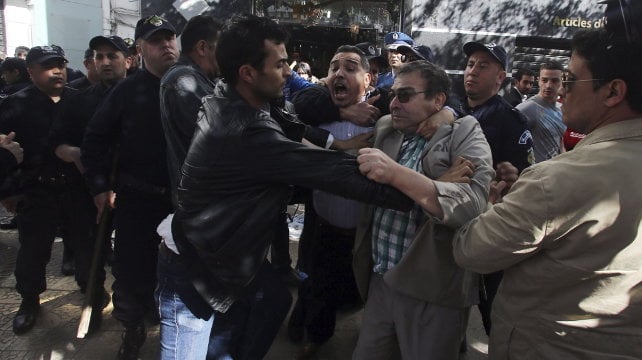 Unos policías argelinos detienen a unos manifestantes durante un acto de protesta del pequeño movimiento civil Barakat 