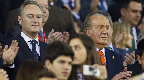 El Rey Juan Carlos junto al presidente de la Comunitat valenciana, Alberto Fabra asisten al partido de la Copa del Rey