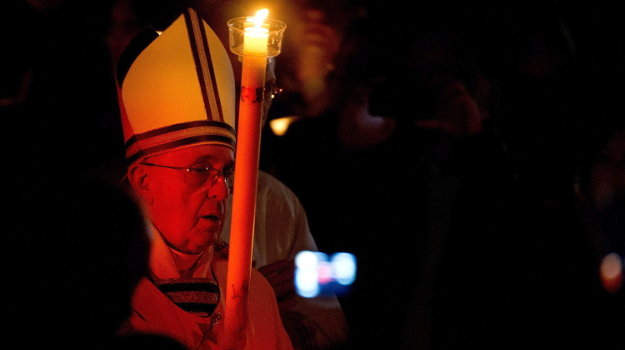 El papa Francisco durante la ceremonia de la vigilia santa en la Basñilica de San Pedro