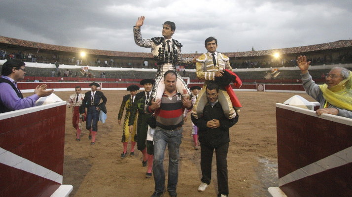  El diestro Miguel Abellán y el joven mexicano Joselito Adame salen a hombros, tras cortar cada uno tres orejas, en la corrida de toros celebrada en El Burgo de Osma