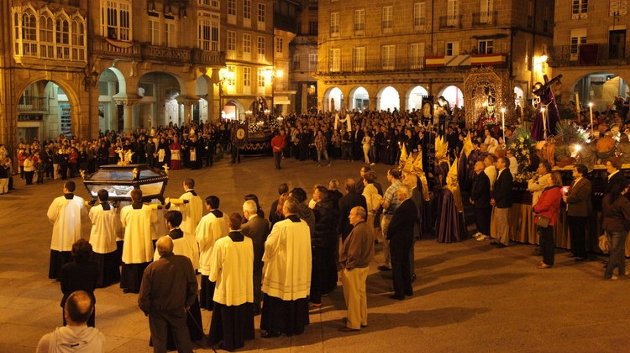 La Plaza Mayor de Ourense, término de la procesión del Santo Entierro, donde confluyeron  los paso que recorrieron las calles (JOSÉ PAZ)