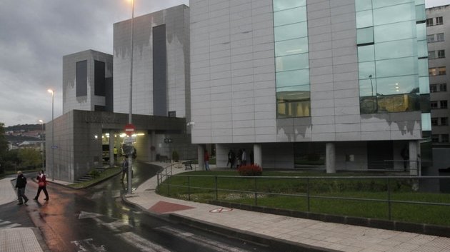 Complexo Hospitalario de Ourense, y acceso a las Urgencias del centro (MIGUEL ÁNGEL)