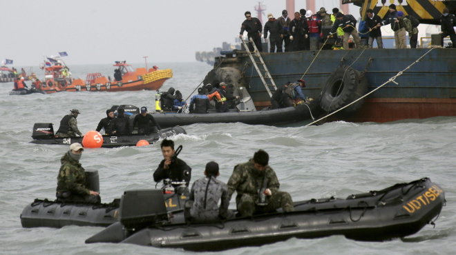Miembros de los servicios de rescate continúan trabajando en los alrededores del lugar donde naufragó el buque surcoreano Sewol 