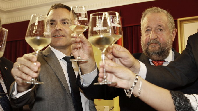 El alcalde de Rivadavia, Marcos Blanco (i), y el alcalde de Lugo, José López Orozco, brindan con copas de vino durante la presentación de la Feira do Viño do Ribeiro