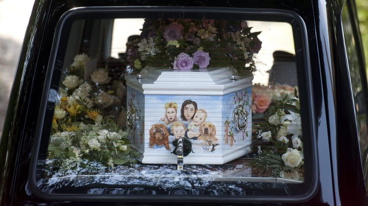 Un coche fúnebre traslada el féretro rodeado de flores de la modelo y presentadora a su llegada a la Iglesia de Santa María Magdalena y San Lorenzo