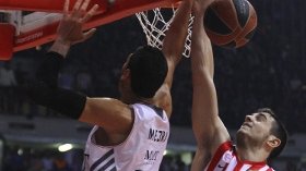 Salah Mejri intenta anotar ante Ioannis Papapetrou (S. CHORCHOUBAS)