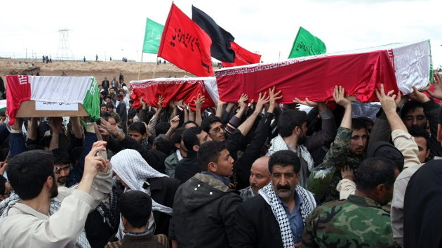 Fotografía facilitada por el fotógrafo iraní Mohamad Yofar de un grupo que porta a hombros ataúdes de cartón cubiertos con la bandera nacional. 