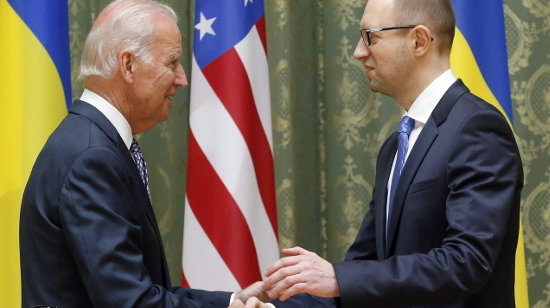 El primer ministro ucraniano, Arseni Yatseniuk, estrecha la mano del vicepresidente de Estados Unidos, Joe Biden, durante una comparecencia que ambos ofrecieron tras reunirse