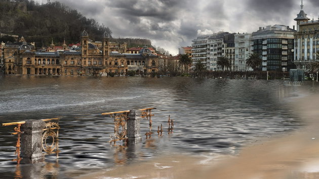 Imagen cedida por Greenpeace de un montaje de como se vería afectada la ciudad de San Sebastián por la subida del nivel del mar en 2100