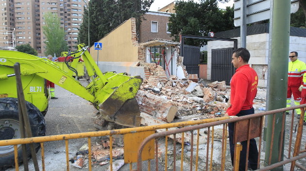 Una escavadora retira los cascotes del muro del edificio de la Nunciatura, en la Avenida de Pio XII de Madrid, que resultó derrumbado al empotrarse un coche