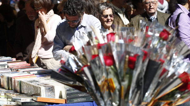 Miles de personas han tomado las calles del centro de las ciudades catalanas en una nueva Diada de Sant Jordi