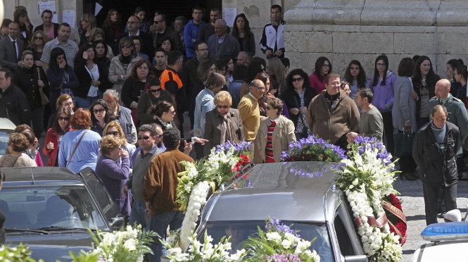 Familiares, amigos y vecinos de Miguel Serrano reunidos ante la iglesia momentos antes de la misa de funeral celebrada en la localidad cordobesa de Montilla