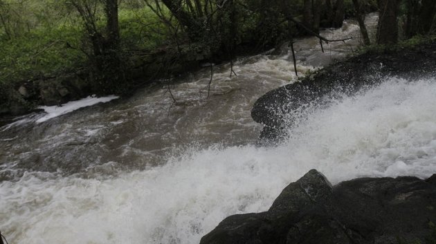 Uno de los vertidos que afectaron al Río Barbaña, en abril de 2013 (MIGUEL ÁNGEL)