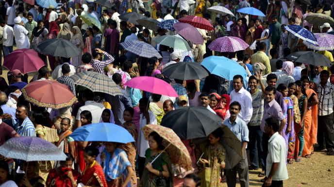  Una multitud de votantes hacen cola ante un colegio electoral para votar en la sexta fase de las elecciones generales indias en Guwahati