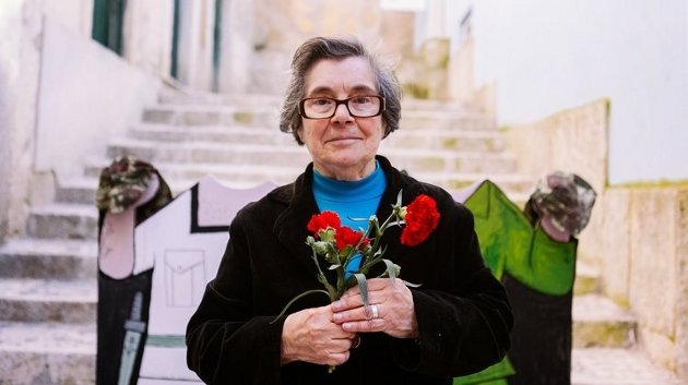 La portuguesa Celeste Caeiro, la mujer que con sus claveles daba nombre a la revolución, en Lisboa
