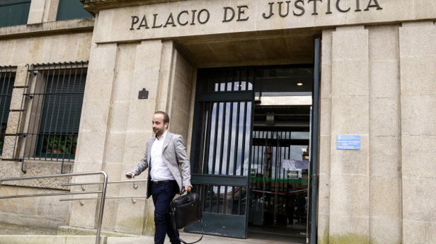 El abogado de la madre del niño, Alfonso Diz, a su salida esta tarde del Palacio de Justicia