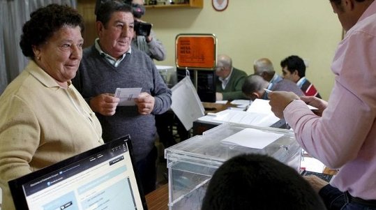 Dos personas votan en un colegio pontevedrés en las elecciones europeas de 2009 (SALVADOR SAS)