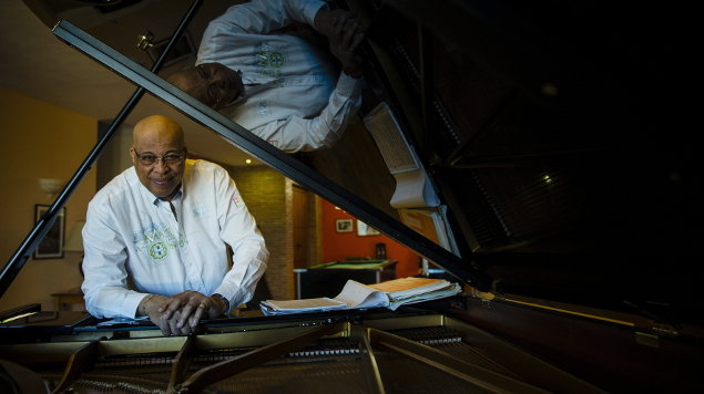  El músico y compositor cubano Dionisio Jesús Valdés Rodríguez,conocido por todos como Chucho Valdés, posando con su piano 