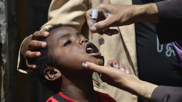 Fotografía de archivo que muestra a un niño yemení que recibe la vacuna de polio durante una campaña en Saná