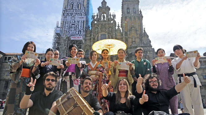 Japoneses y músicos gallegos posan en la presentación del programa turístico de la Semana de Japón en Santiago