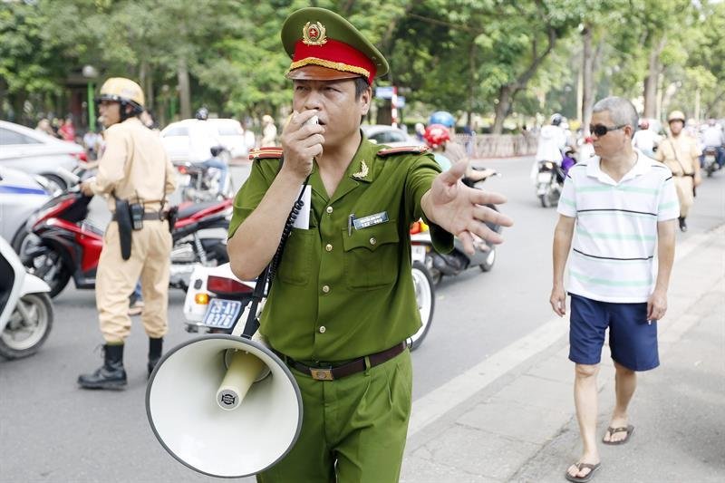 Policía despejando la manifestación en Vietnam