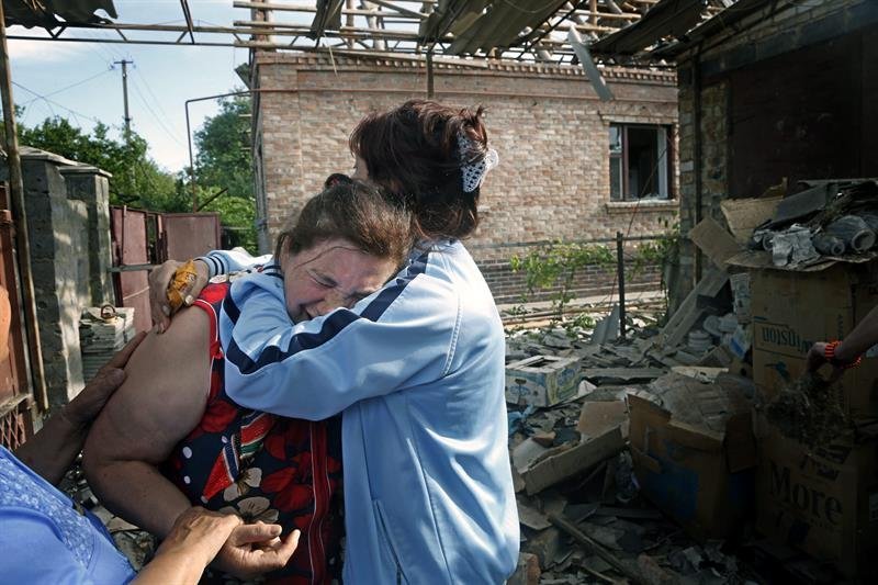 Ekaterina Lenk, de 61 años, llora al ver los destrozos en su casa tras la explosión de una bomba durante un enfrentamiento entre prorrusos y soldados ucranianos en Slaviansk