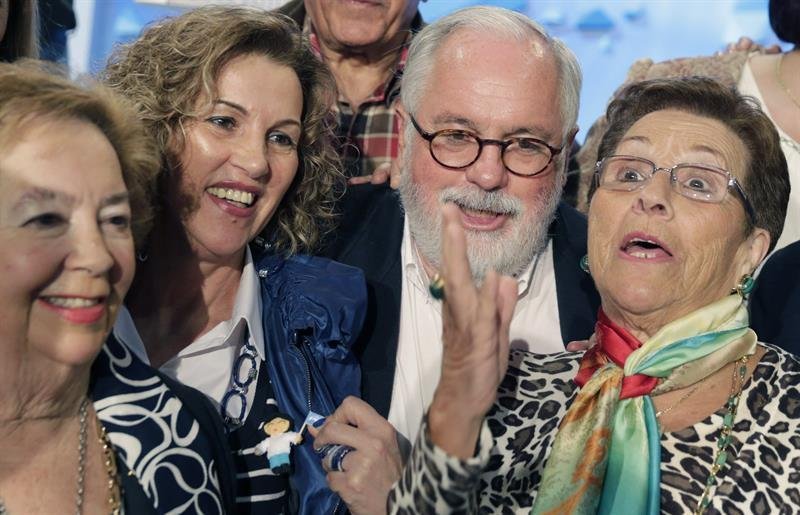 El cabeza de lista del PP a las elecciones europeas, Miguel Arias Cañete, se fotografía con un grupo de mujeres