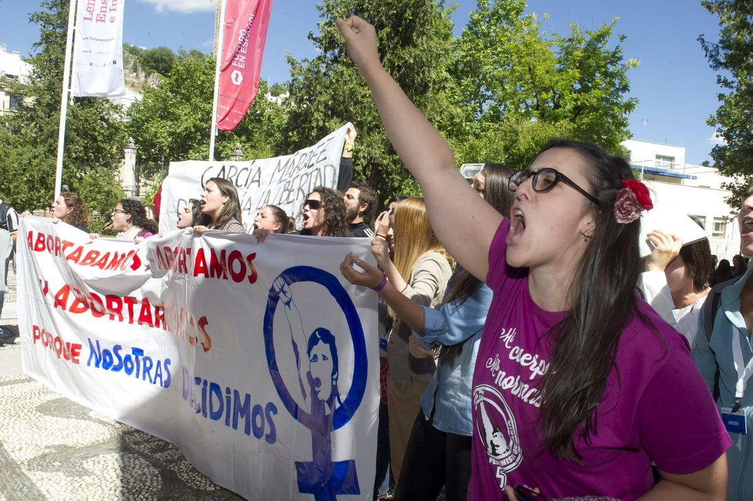 Un grupo de jóvenes ha interrumpido con gritos a favor del aborto libre y gratuito en un acto en el Rectorado de la Universidad de Granada