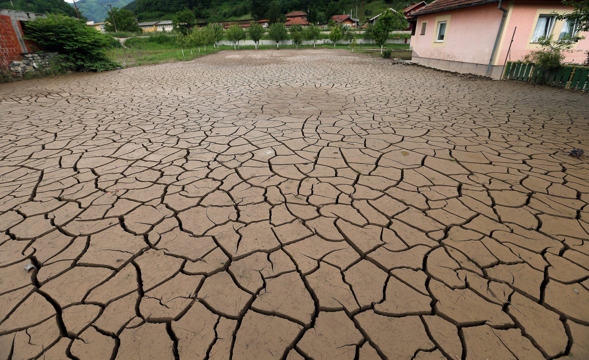 El barro seco agrietado cubre una explanada de la localidad de Topcic Polje, cerca de Zenica 
