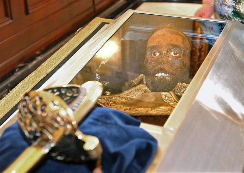 El Ayuntamiento de Reus exhibe en la sala de plenos la momia del general Joan Prim, hijo ilustre de la ciudad