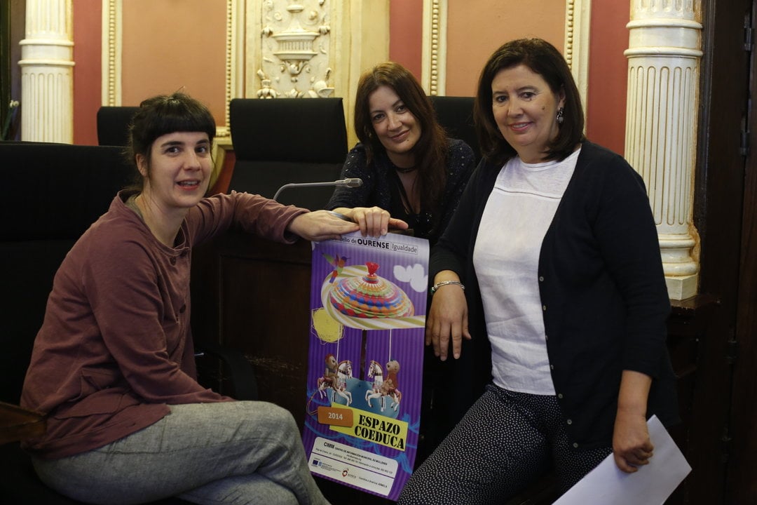 Berta Vega, Patricia Joga e Marga Martín co cartel de Coeduca (XESÚS FARIÑAS)