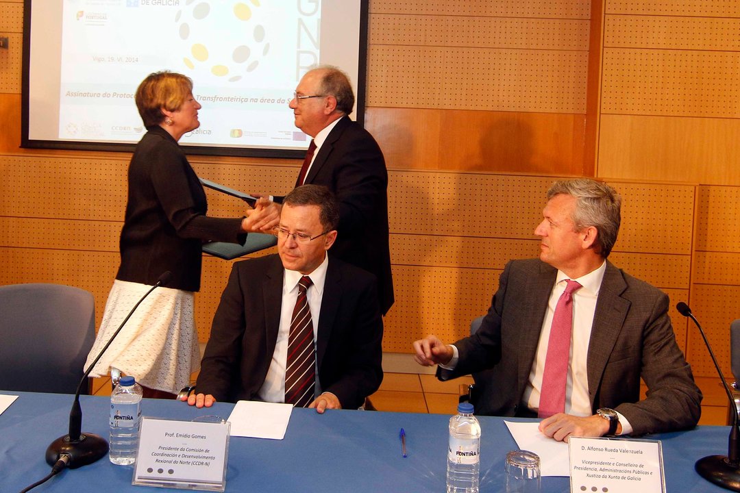 La firma del acuerdo Galicia-Portugal en Sanidad, en la sede de la AECT en Vigo.