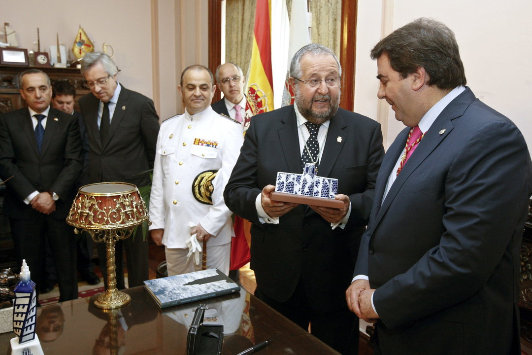  El alcalde de Lugo, Xosé López Orozco (c), entrega una reproducción de la muralla de Lugo al alcalde de A Coruña, Carlos Negreira (d)