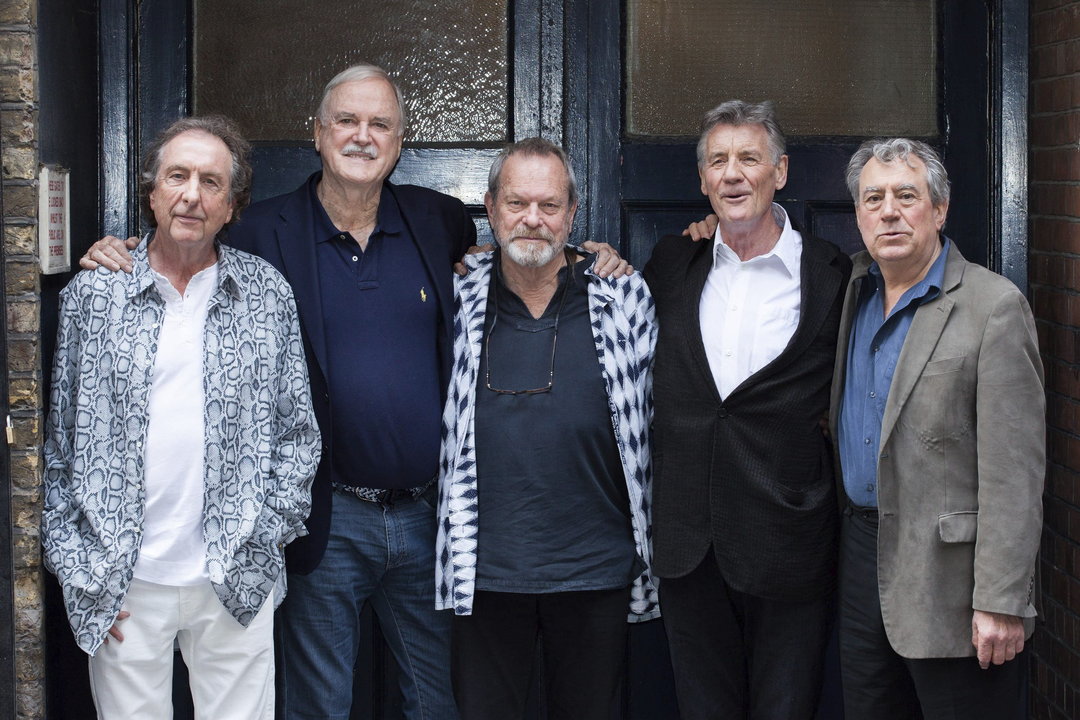 Los comediantes británicos de Monty Python (de izda a dcha) Eric Idle, John Cleese, Terry Gilliam, Michael Palin y Terry Jones posan para el fotógrafo durante un evento con la prensa en Londres