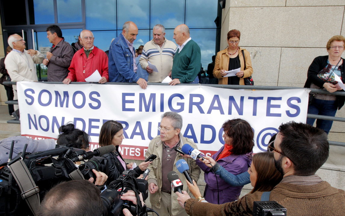 El portavoz de la Plataforma de Gallegos Retornados, Manuel Domínguez, explica la situación de los afectados por las sanciones, durante la concentración