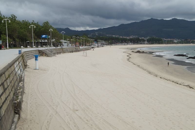 La playa de Samil, ayer por la mañana, sin bañistas y con una imagen más propia de meses invernales.