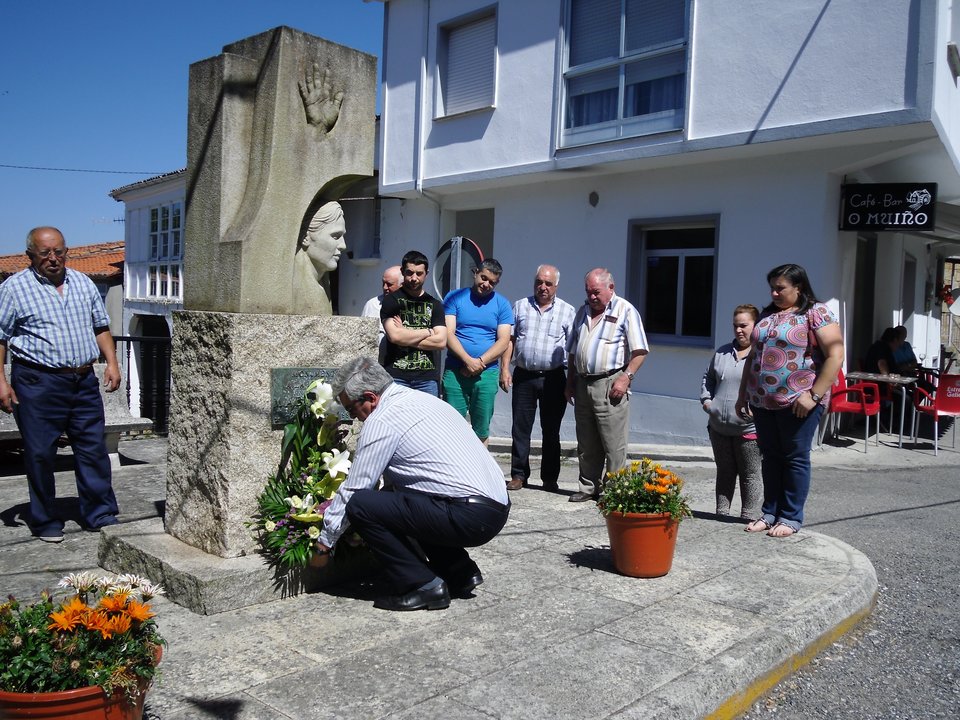 Carlos Gómez coloca un ramo de flores en el monumento del edil