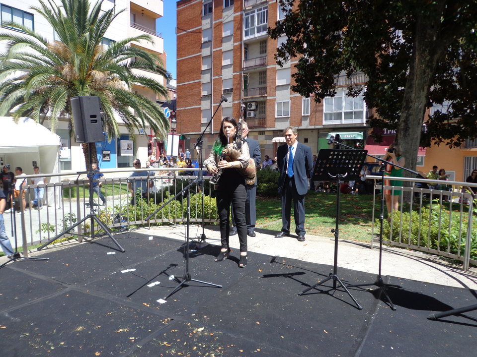 La gaitera Cristina Pato, que amadrinó la Feira, interpretó varios temas ante el alcalde y el presidente del Consello Regulador (JOSÉ CRUZ)