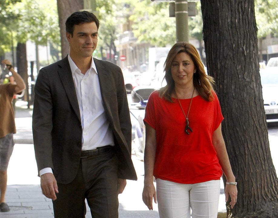 El nuevo líder del PSOE, Pedro Sánchez, se dirige a la sede del partido en Ferraz con la presidenta andaluza, Susana Díaz