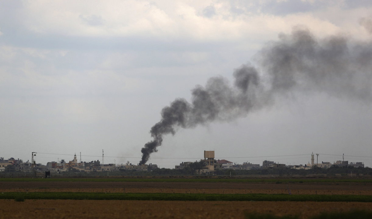  Una columna de humo se eleva desde la parte central de la Franja de Gaza después del lanzamiento de un misil desde un helicóptero Apache israel