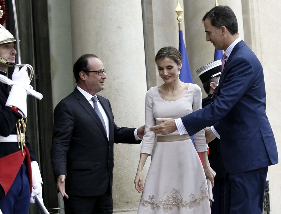 El presidente francés, François Hollande (c), da la bienvenida a los Reyes de España, Felipe VI (dcha) y Letizia, a su llegada al Palacio del Elíseo en París