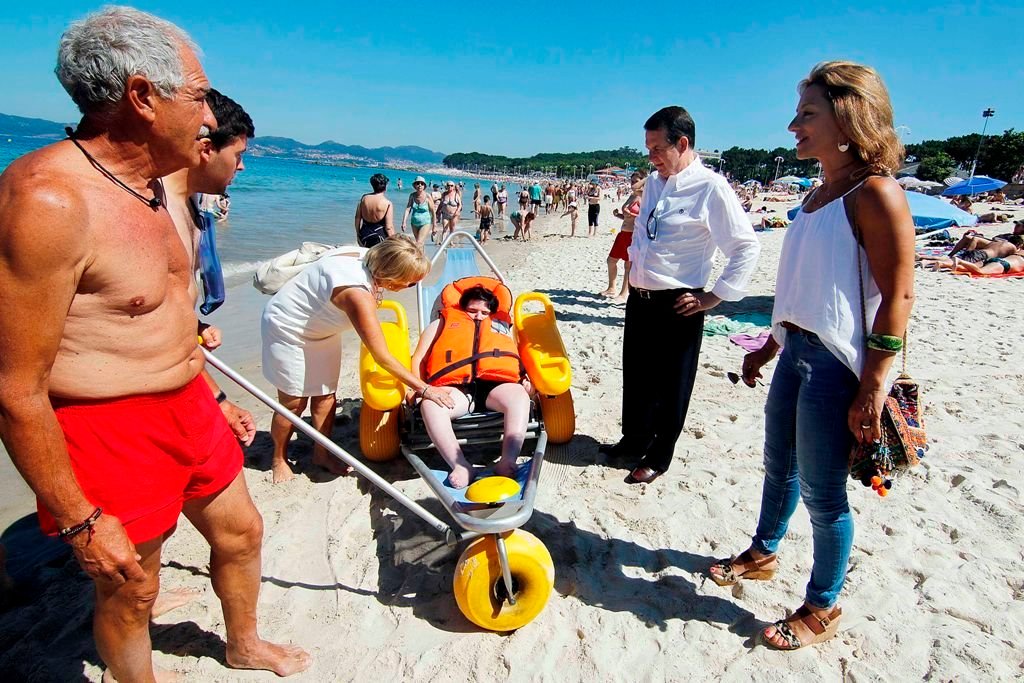 Caballero visitó ayer el dispositivo que permite el baño en la playa para personas discapacitadas.