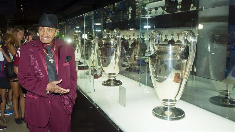  Fotografía facilitada por el FC Barcelona del padre del difunto Michael Jackson, Josep Walter Jackson, que posa junto a la vitrina donde se exhiben las cuatro Copas de Europa del club