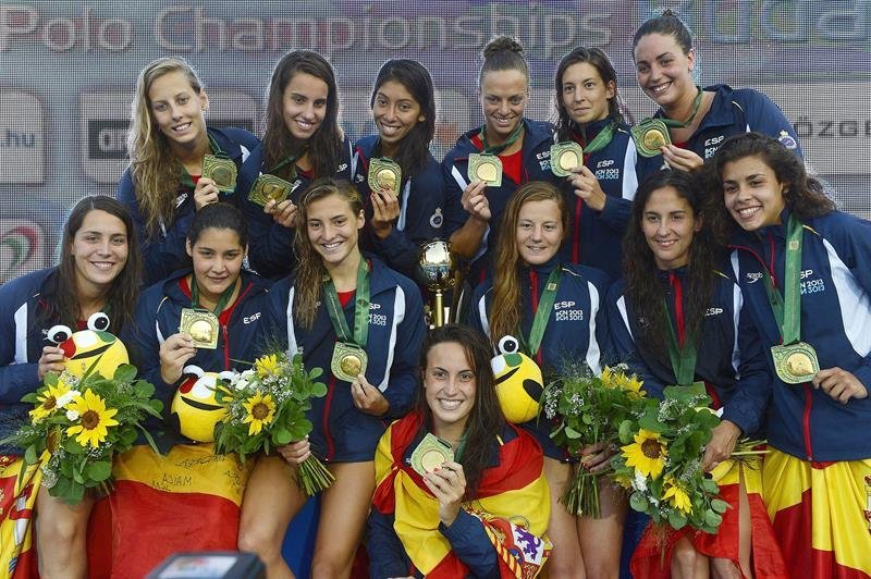 La selección española femenina de waterpolo con las medallas de oro