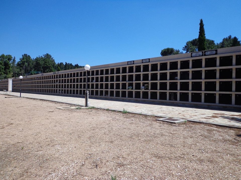 Nichos de la primera fase de la ampliación del cementerio de O Barco.