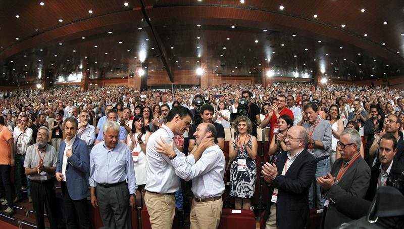 El nuevo secretario general del PSOE, Pedro Sánchez, saluda a su antecesor, Alfredo Pérez Rubalcaba, en presencia de los otros tres predecesores en democracia: Felipe González, Joaquín Almunia, José Luis Rodríguez Zapatero