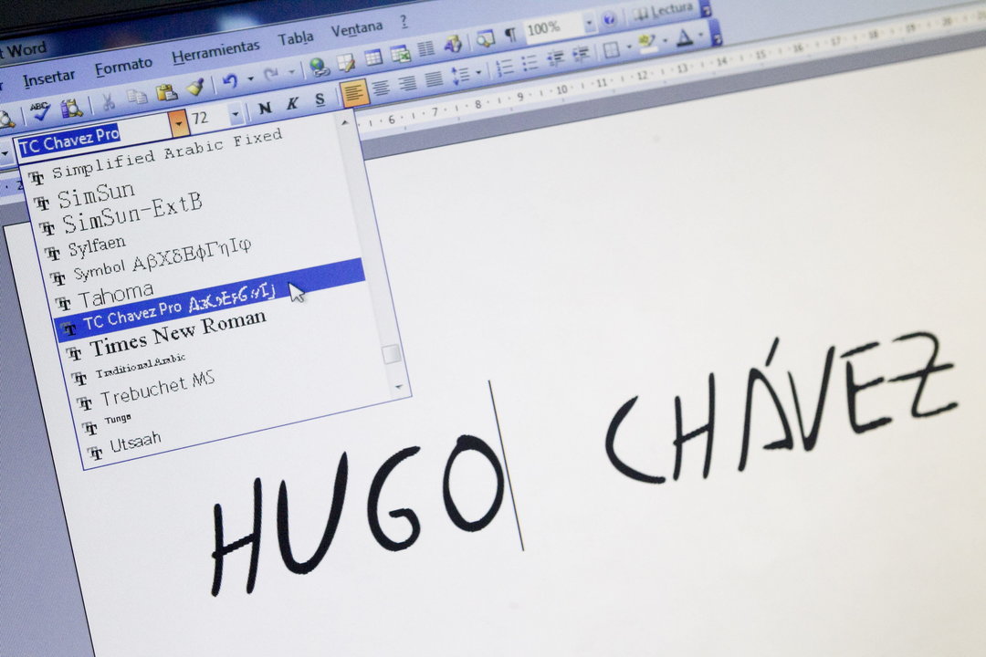 Fotografía de una pantalla de computador que muestra la tipografía digital creada por el colectivo cultural &#39;Trinchera Creativa&#39; que imita la letra del fallecido presidente Hugo Chávez
