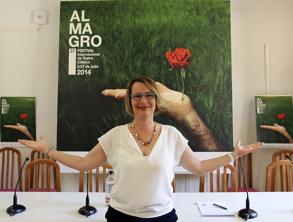 La directora del Festival de Teatro Clásido de Almagro, Natalia Menéndez, posa durante la rueda de prensa en la que ha hecho balance de la XXXVII edición