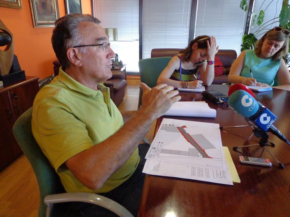 El alcalde de O Barco, Alfredo García, en la rueda de prensa.
